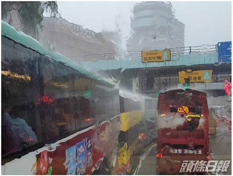 長假後上班日遇紅雨多區繁忙時間水浸大塞車 頭條日報