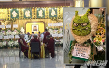 【譚炳文設靈】炳嫂到場打點 李香琴契仔送「宇宙大王」造型花牌