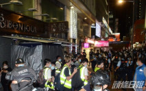 警朗豪坊外舉紫旗推進 彌敦道拉封鎖線截查多人發限聚令告票
