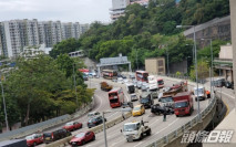 呈祥道3車相撞釀1傷 私家車四輪朝天