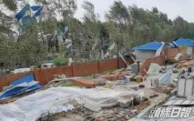 房蓋滿天飛吹倒養豬場 龍捲風吹襲黑龍江鄉鎮