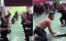 員工培訓時跪地自我掌摑 政府部門介入调查