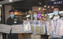 警方荃灣拘64人涉聚賭違限聚令 部分人無戴口罩