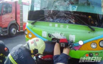 電單車撼公車 女鐵騎士倒豎葱雙腳插車頭
