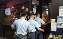 警深水埗巡查酒吧等處所 向4人發違口罩令告票