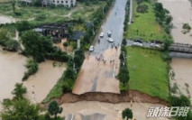 黃山風景區高速公路被山洪衝斷 斷口足有8米寬