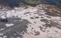 阿爾卑斯山冰川染粉紅色 專家揭氣候變化之禍
