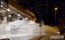 坪石邨爆鹹水管 水柱直射巴士總站