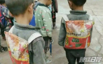 窮小子揹母親手製麻袋書包上學 獲網民勉勵不要自卑