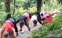 九旬老人組團「龜蛇爬行」爆紅 醫生指非人人宜做