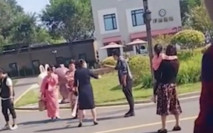 兩女子在秦皇島某軍事基地旁穿和服拍照惹爭議