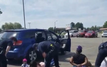 調查失車擺烏龍 美丹佛警手扣鎖錯黑人女孩