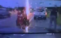 閃電瞬間身邊落下 美國巡警高速公路險遭雷劈