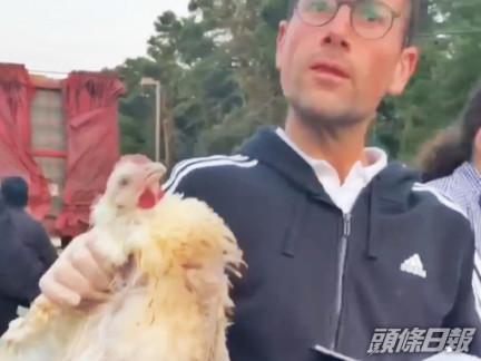 該男子對阻止他的女子表示:「我有權利這樣做」。「Animal Reality Exposed」Facebook影片截圖