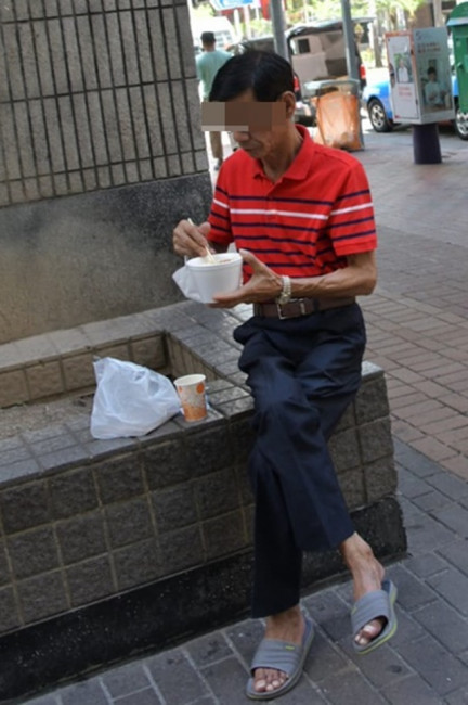 市民高溫街邊開餐。