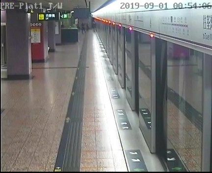太子站
時序12)凌晨0時54分,因應警方要求,安排一列荃灣綫不載客列車由太子站前往荔枝角站。 港鐵提供