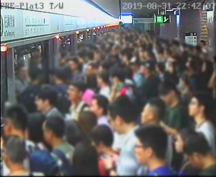 太子站
時序1)晚上10時42分,一列觀塘綫往調景嶺方向的列車(T07)停靠太子站3號月台(觀塘綫往調景嶺方向),完成上落客後車門未能成功關上。 港鐵提供