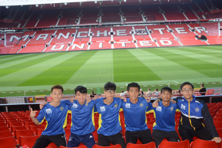 左起 麥浩政(Parker) 、陳浚晞(Dash)、 胡展禧(Matthew) 、黃兆田(Sam) 、Muhtasim Istiaq Shifte 及程銘鋒(Jacky),六位小領袖親赴奧脫福球場朝聖。馮梓健攝