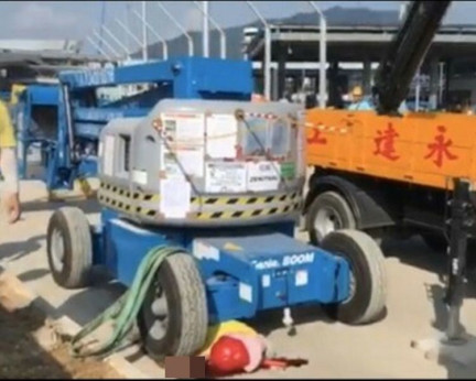 影片可見,一名女工被壓在一輛升降台工程車的左後轆下。香港突發事故報料區 網民Catherine Cheung