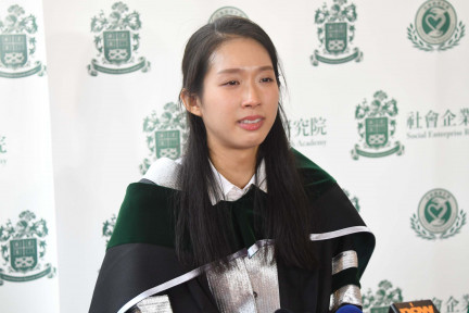 談起香港社會近況,江旻憓不禁哽咽,指香港現時如同自己一樣經歷傷患,但相信港人可克服面前的困難。郭晉朗攝