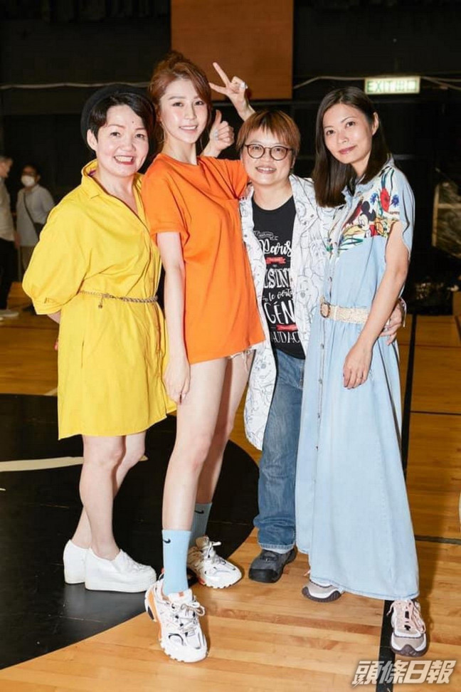 施匡同接者新城高程欣(左1)先後。