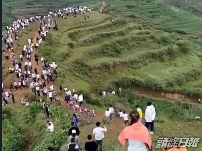 網絡瘋傳「龍吟聲」後每日吸引數千人上山圍觀。網圖
