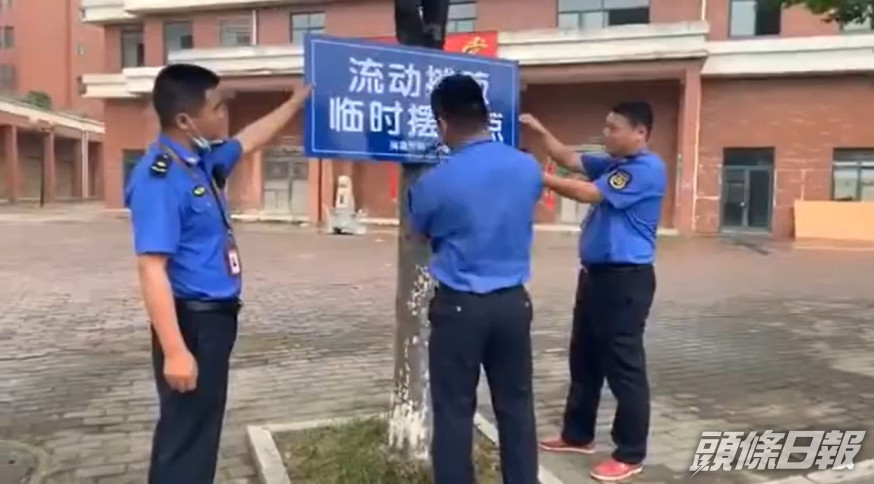 江西瑞昌的城管主動邀攤販擺攤。網上截圖