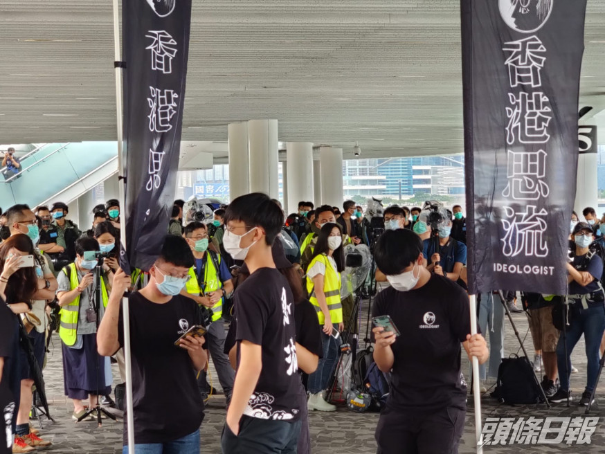 尖沙嘴鐘樓外一批人聚集