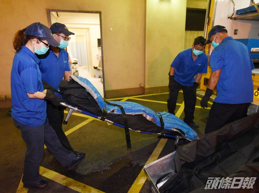 仵工將遺體移送至殮房。