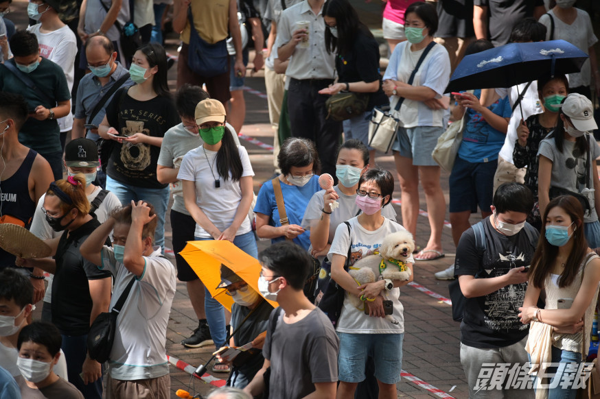 民主派初選昨首日進行,市民無懼炎熱天氣,在設於大埔廣場外空地的票站「打蛇餅」排隊輪候投票。李睿哲攝