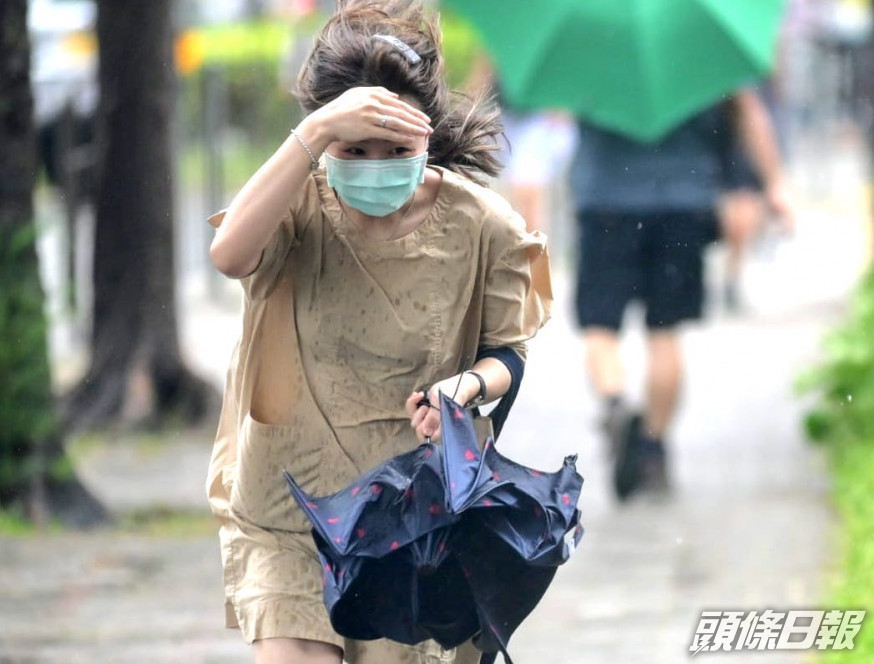 天文台改發一號戒備信號 本港間中仍有狂風驟雨