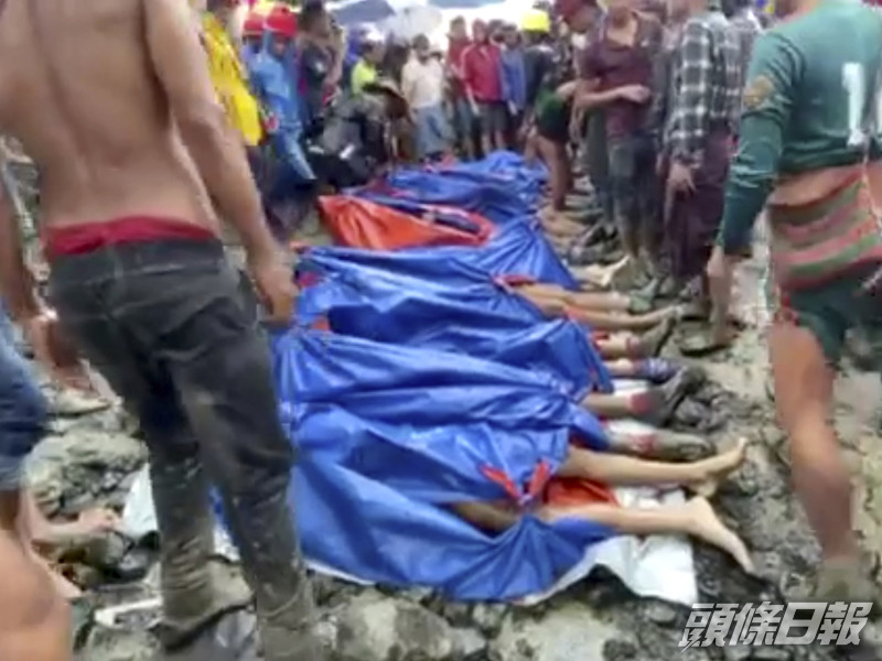 多人被救出時已證實死亡,逾百具遺體被包裹放在地上等候運走。AP圖