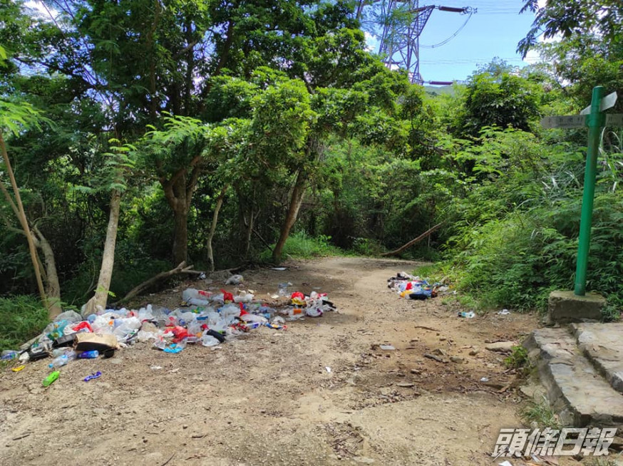 遍地垃圾。網民黃傑 在「將軍澳主場」FB