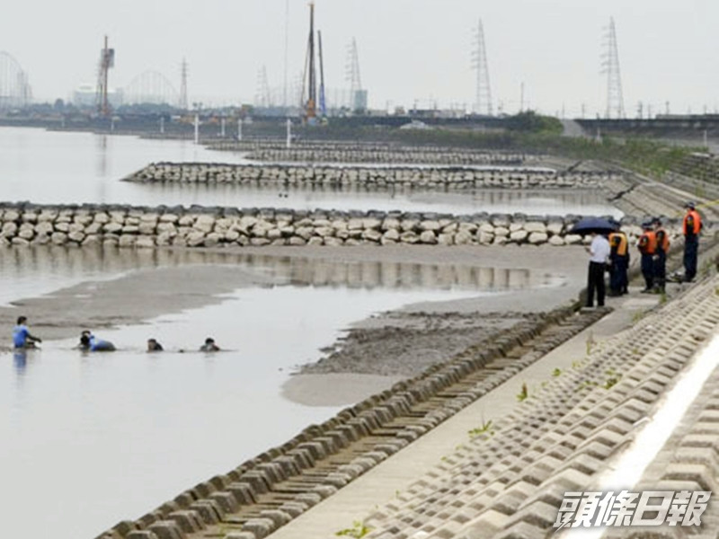 日本一名男子在泥灘掘蜆時驚見女屍,當地警方成立70人調查小組跟進。網上圖片