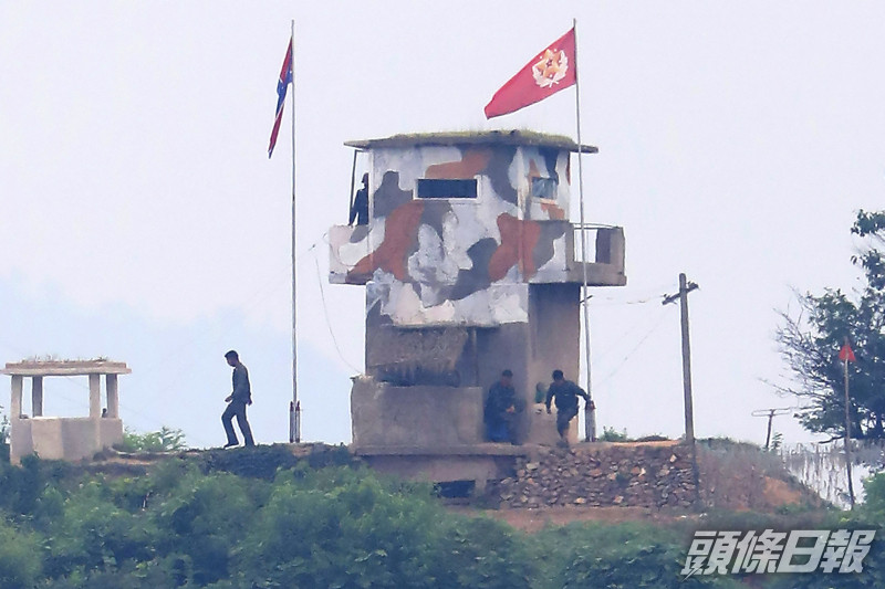 在兩韓接壤的坡州市的北韓軍事守衛哨站,看到北韓軍人。AP圖