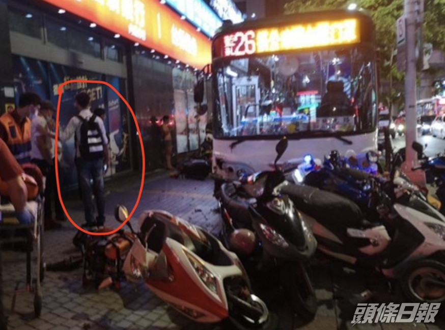 台灣一名記者採訪巴士車禍後得知死者為父親。 中時圖片
