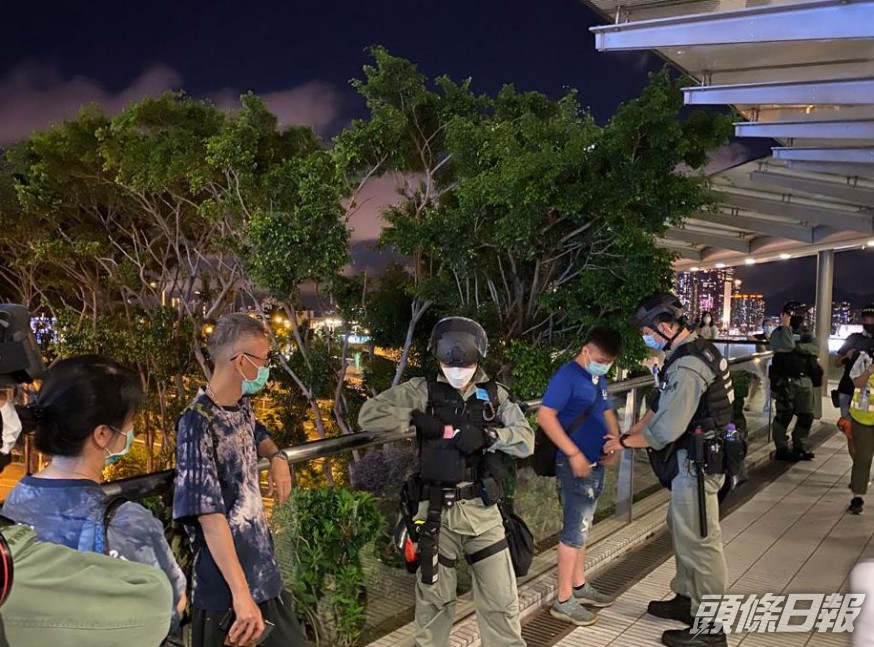網民中環IFC聚集叫口號 防暴警商場外截查