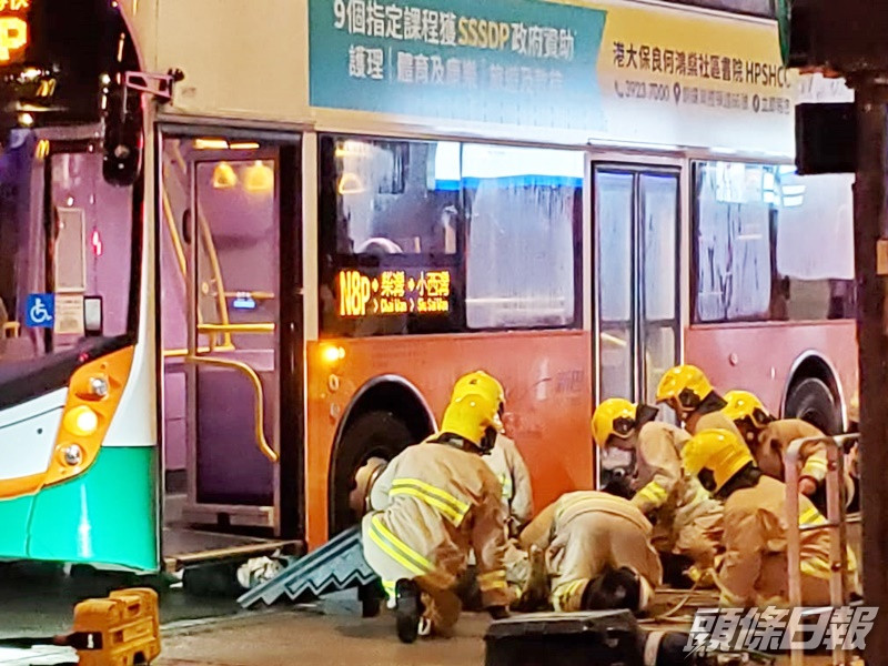 消防接報後花約20分鐘從車底救出傷者。讀者提供