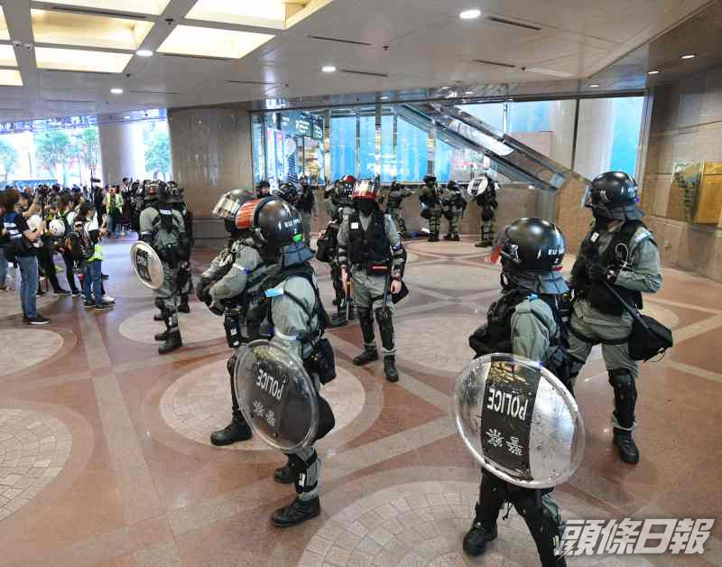 大批防暴警當日在銅鑼灣戒備。