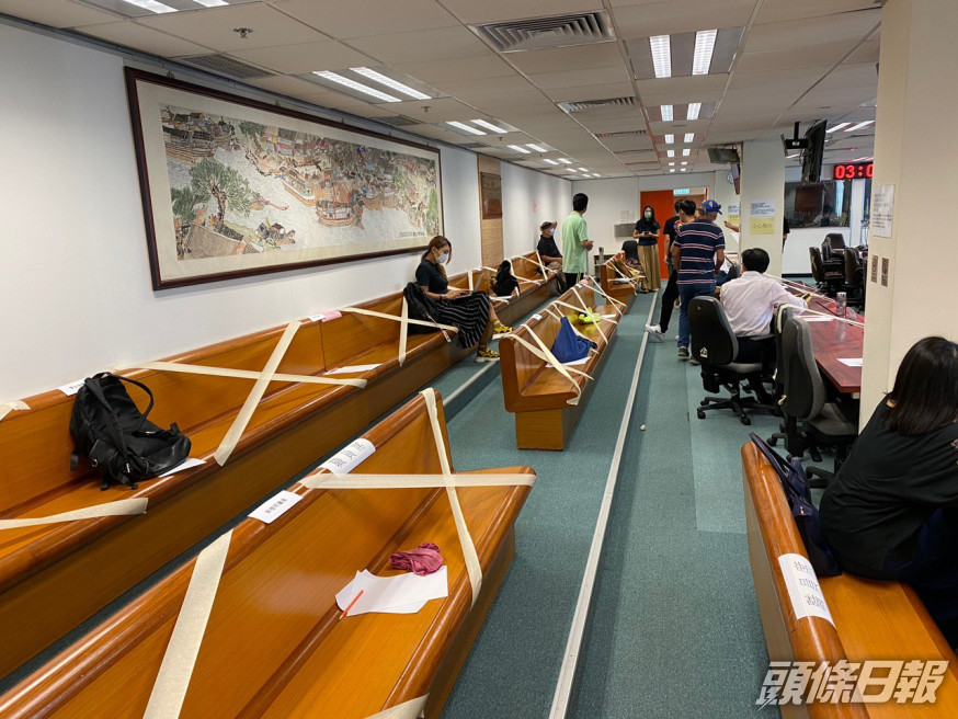 元朗區議員在開會時被要求隔開坐。王百羽FB圖片