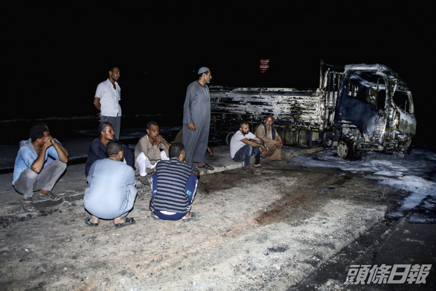 埃及輸油管爆裂引致公路大火。AP圖片