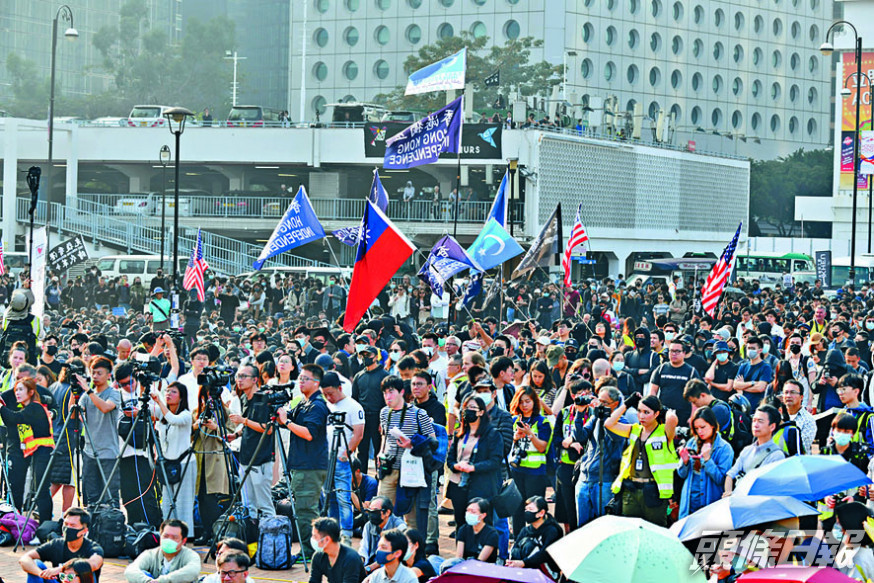 過往在遊行中,不少示威者揮動其他國家旗幟和港獨旗幟。資料圖片