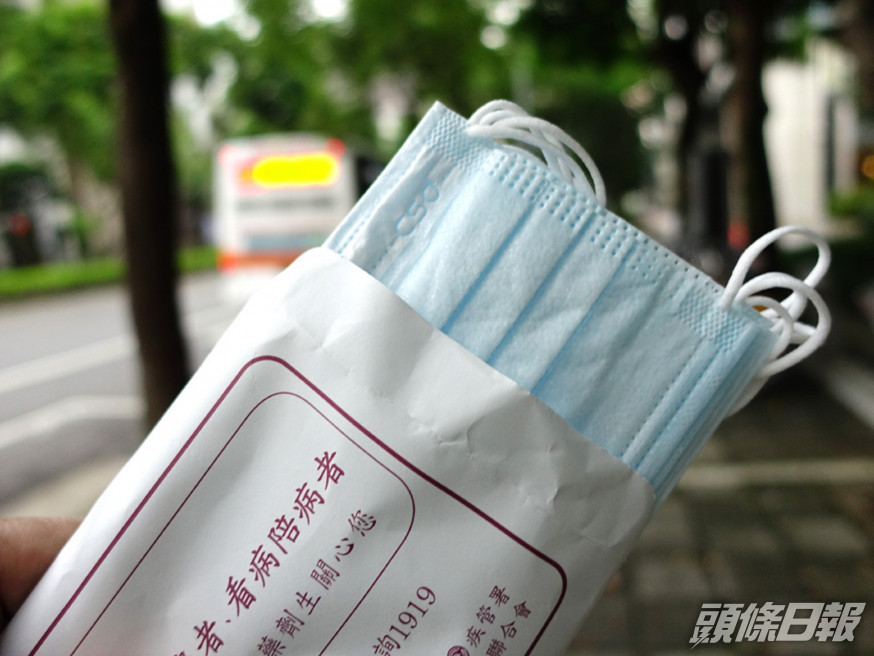 網民從信封內拿出口罩送婦人遭拒接受。facebook「爆怨公社」社交群組相片