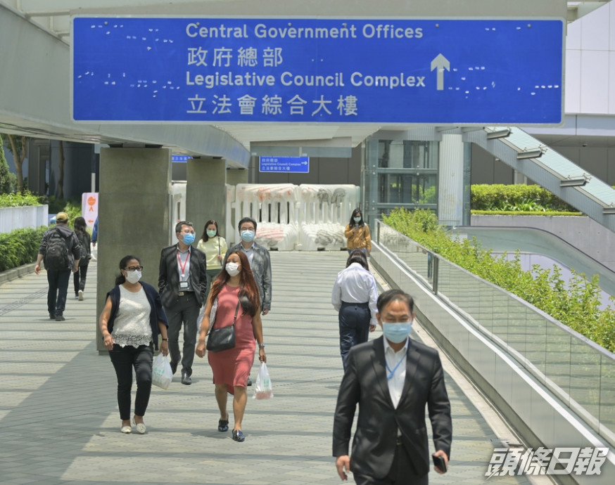 公務員事務局建議,所有由今年7月1日或之後入職的公務員,均須簽署文件確認擁護《基本法》。資料圖片