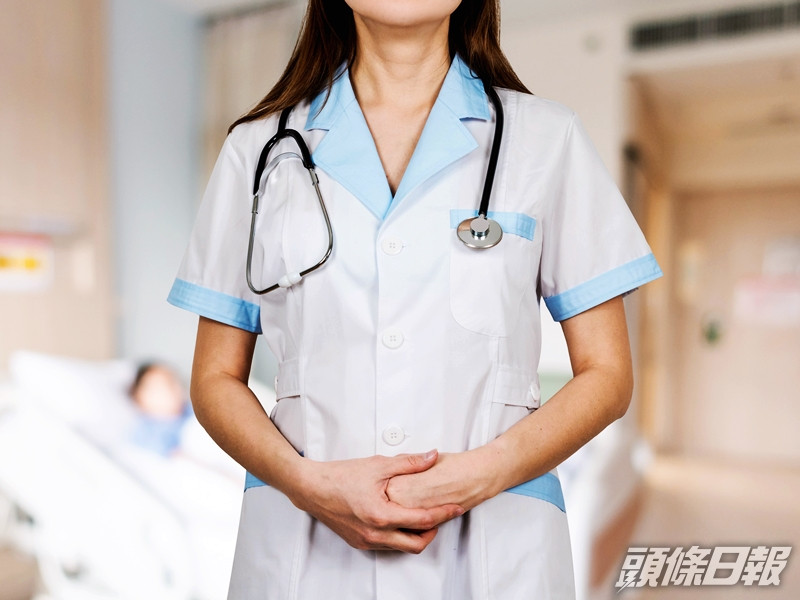 港女過了診所營業時間仍拍門求診,更作勢要拿醫療卡打電話投訴職員。unsplash圖片