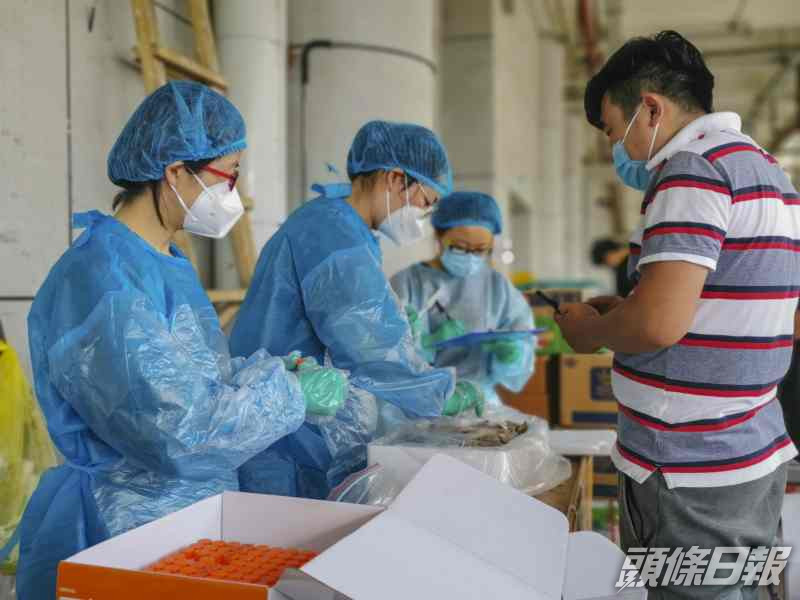 烏魯木齊市疾控中心對海鮮市場外環境進行採樣。新華社