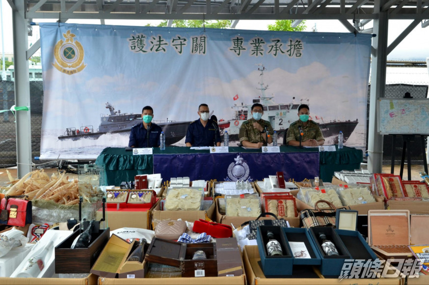 水警及海關講述行動經過。林思明攝