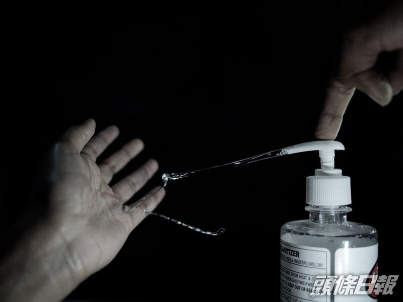 印度最少人10將酒精搓手液混入水解酒癮,飲後死亡。unsplash圖片