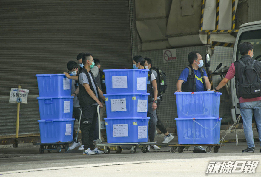 警方本周一派近300警力到壹傳媒大樓撿取大量文件。 資料圖片