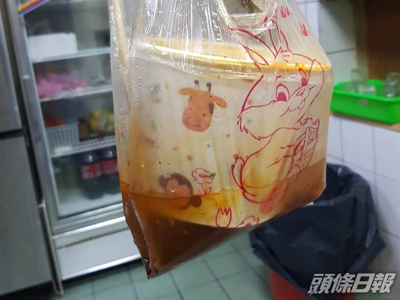外送員將湯麵倒瀉。facebook群組「爆廢公社二館」圖片